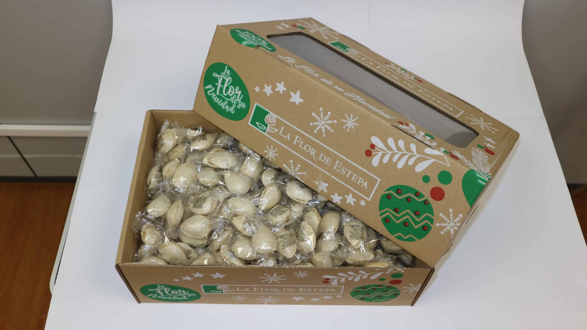 Almendra rellena de Estepa con cobertura dulce y corazón de mazapán suave