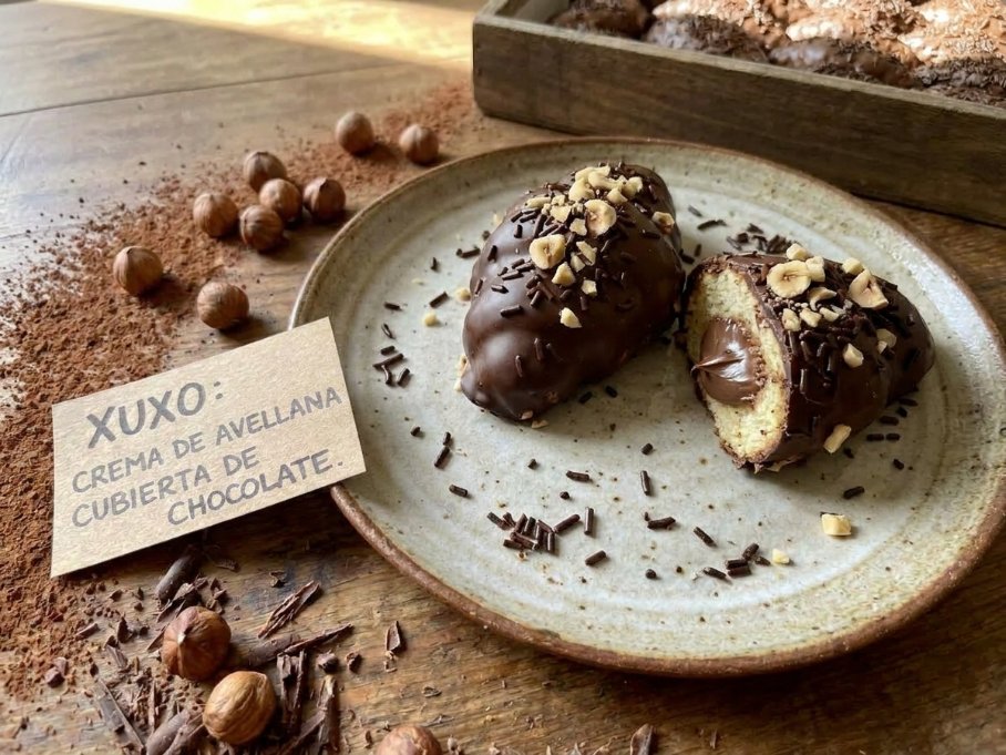 Xuxo De Crema De Avellana Bañado - Comprar Bollería online | El Mes Dolç