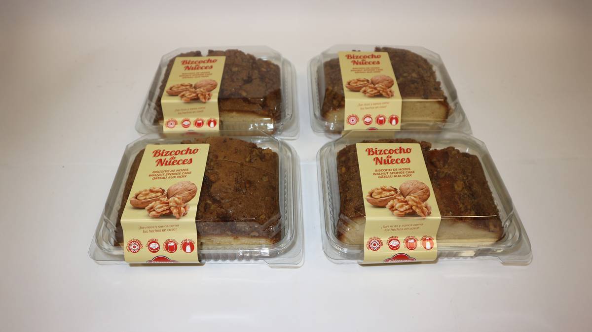 Bizcocho de nueces Gimar, miga tierna con trozos de nuez y aroma tostado.
