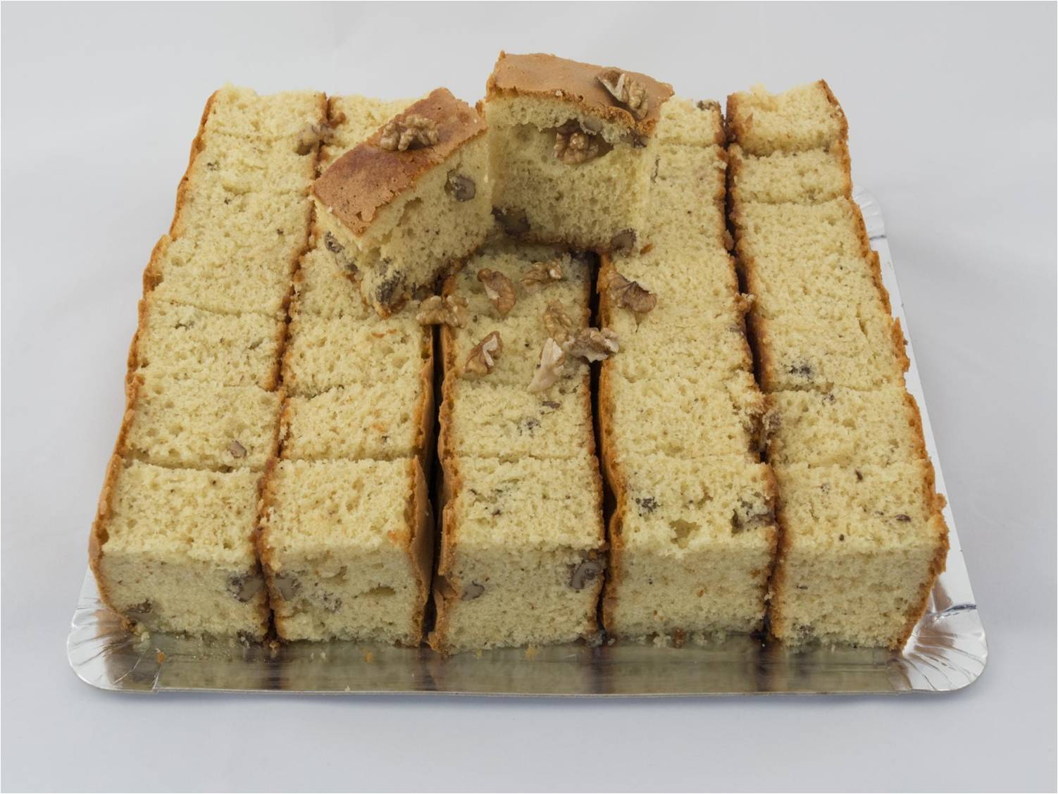 Bizcocho de nuez artesano de Arquelladas, miga jugosa con trocitos de nuez y aroma tostado.