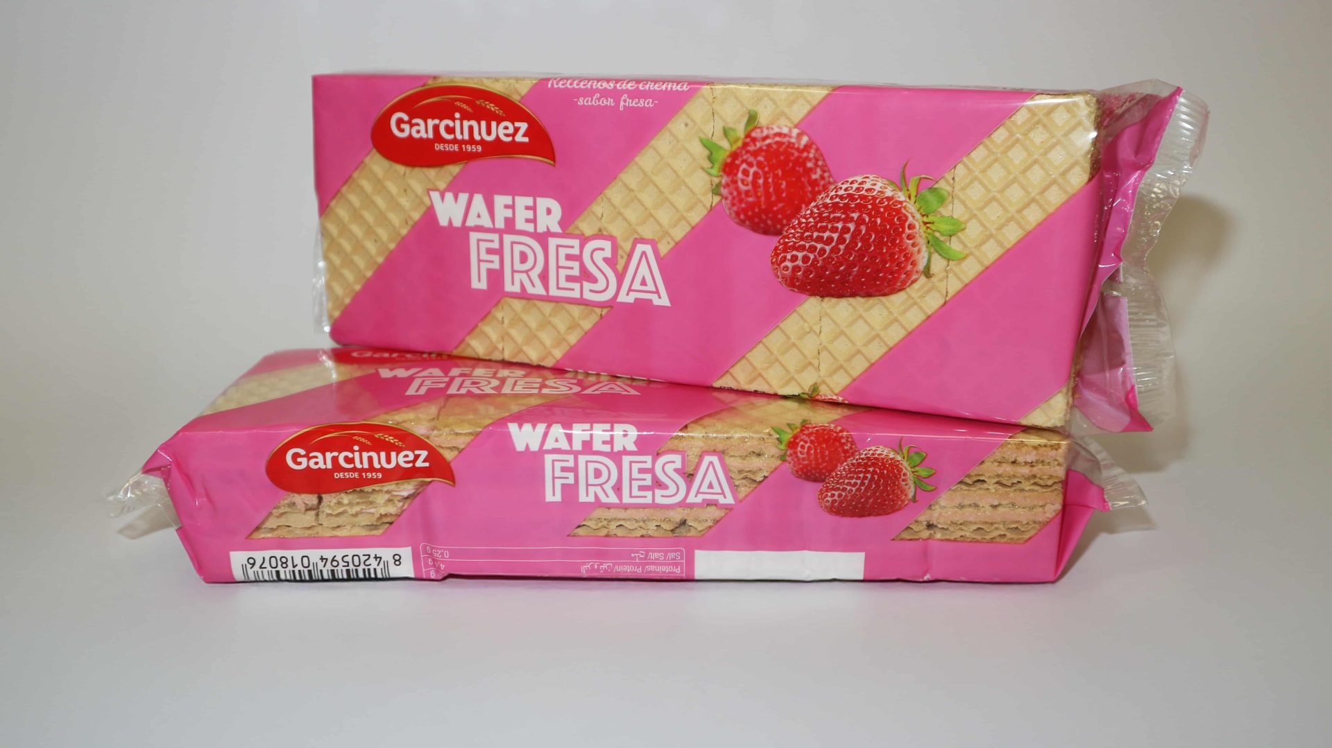 Barquillo de fresa Garcinuez, finas capas crujientes con crema afrutada.