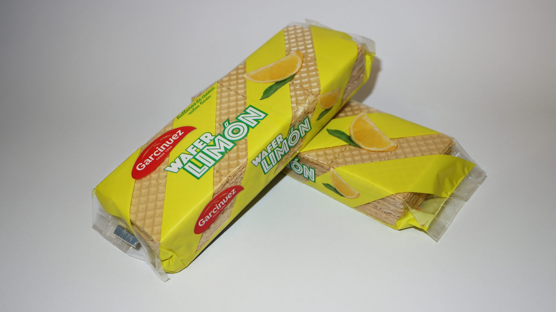 Barquillo de limón Garcinuez, capas doradas crujientes con crema cítrica.