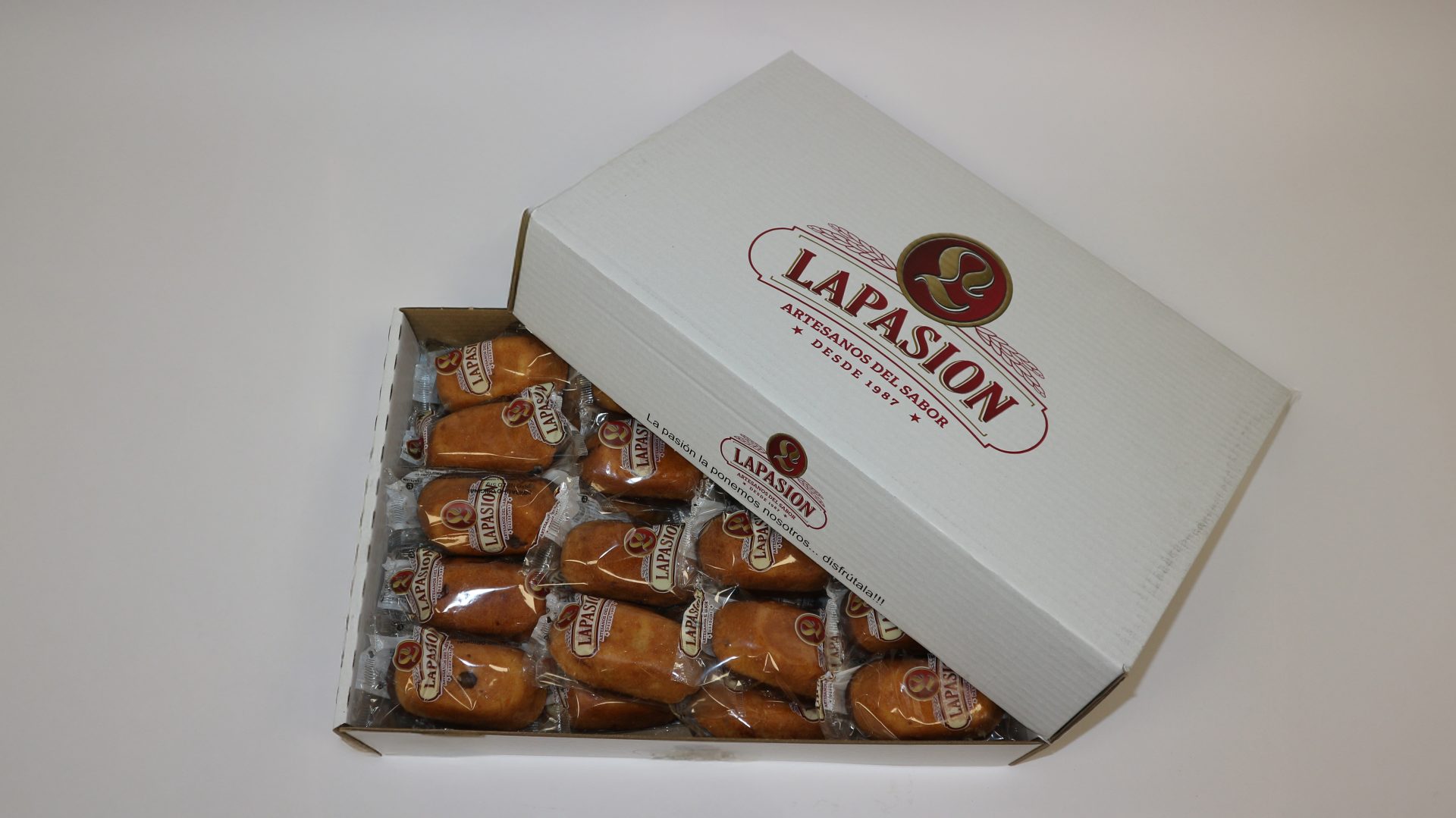 Borracho de almíbar La Pasión, bizcocho jugoso empapado en almíbar dulce.