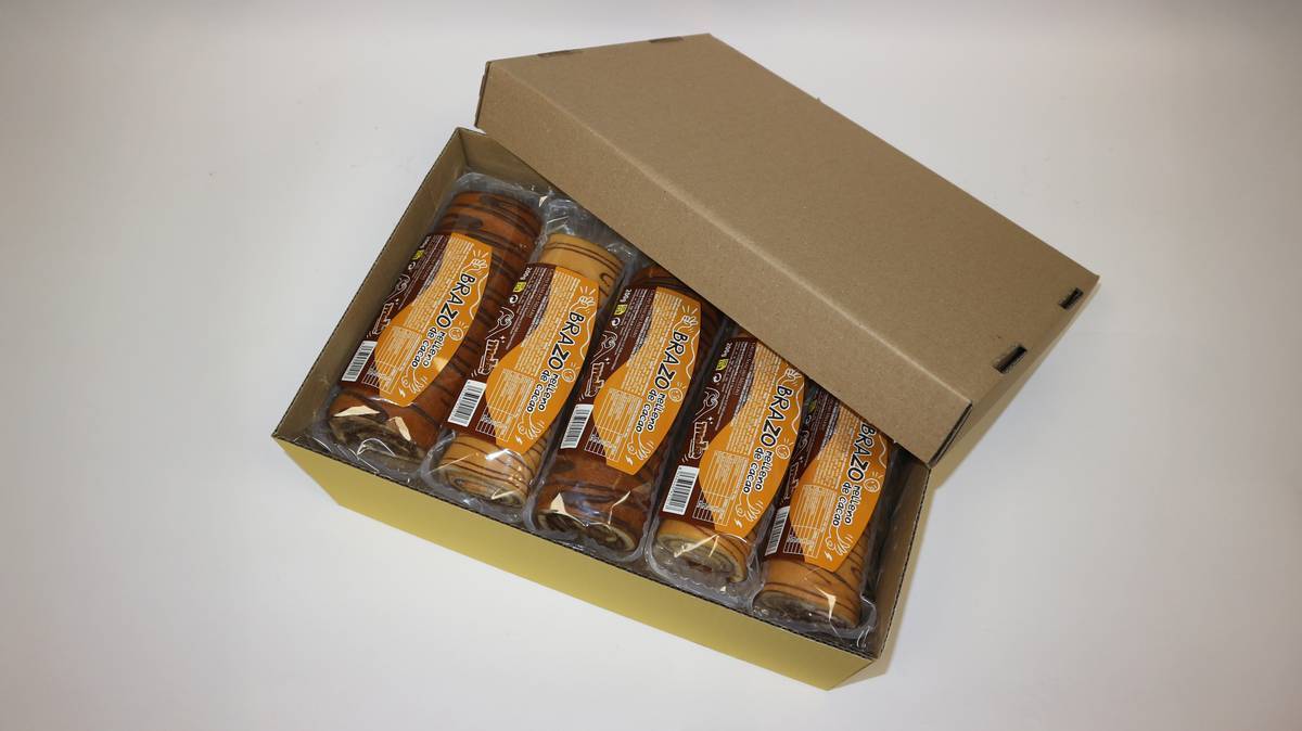 Brazo de cacao Unión Mels, bizcocho enrollado con relleno cremoso y cobertura oscura de cacao.