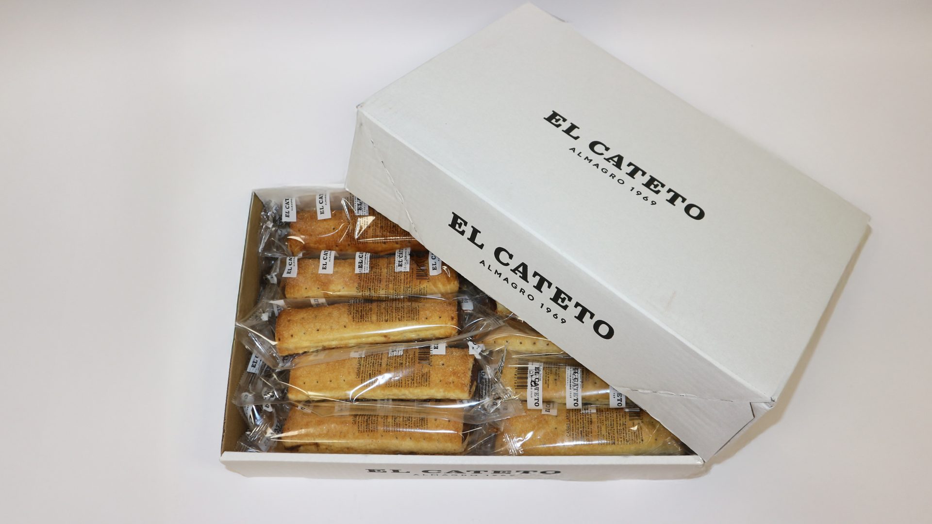 Caña de chocolate de hojaldre El Cateto crujiente y rellena de crema de cacao
