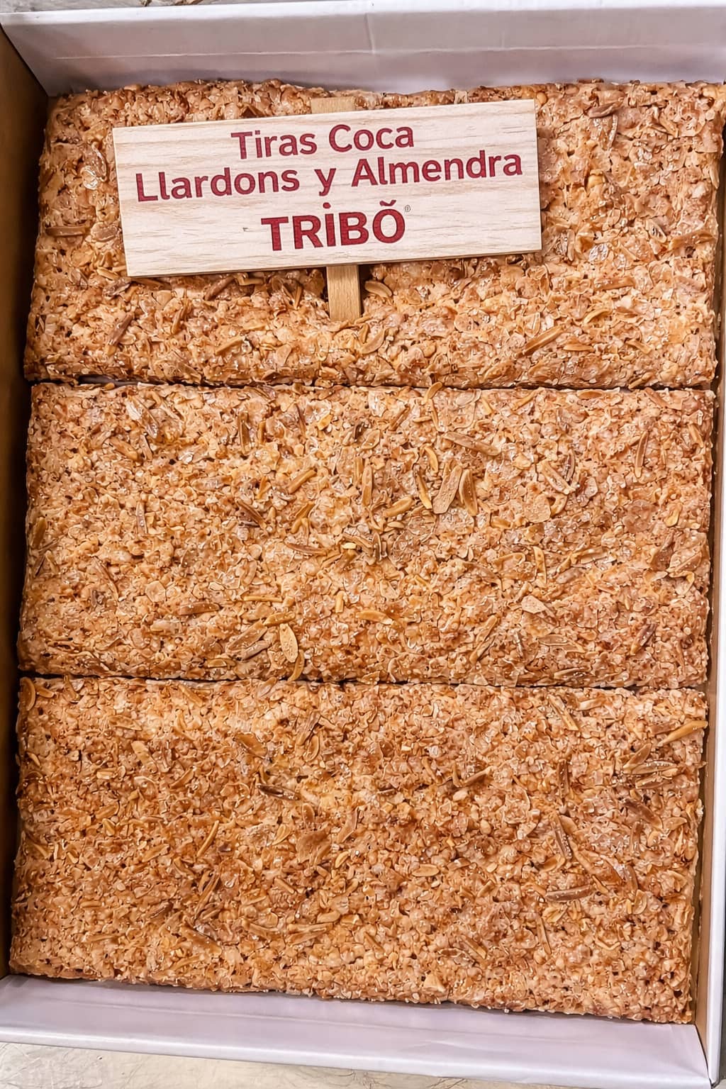 Coca de llardons con almendra de Tribó, crujiente, con chicharrones y almendra tostada por encima