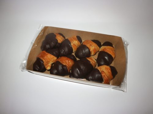 Croissant medio baño de chocolate Belcan, hojaldre con media pieza cubierta