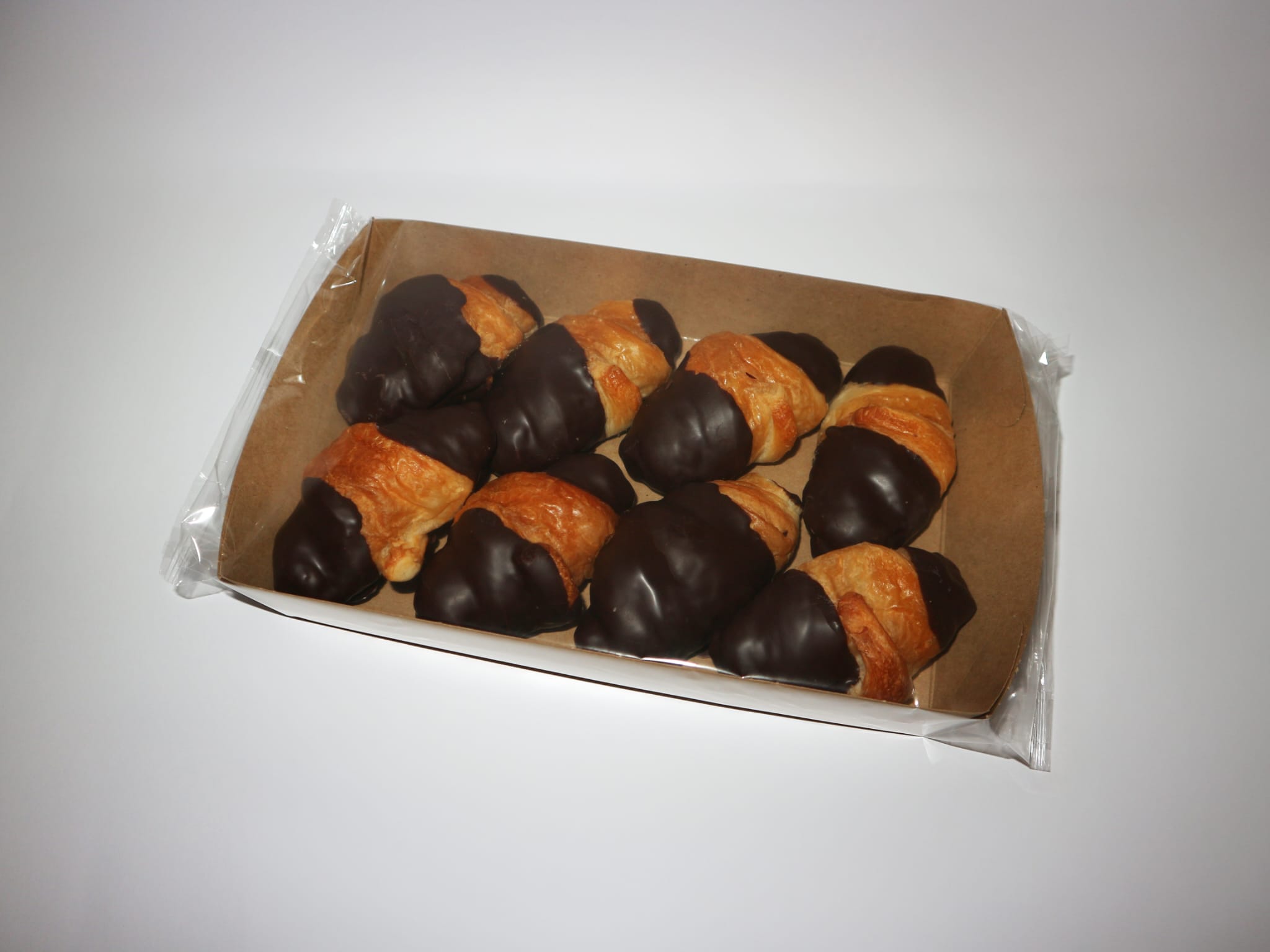 Croissant medio baño de chocolate Belcan, hojaldre con media pieza cubierta