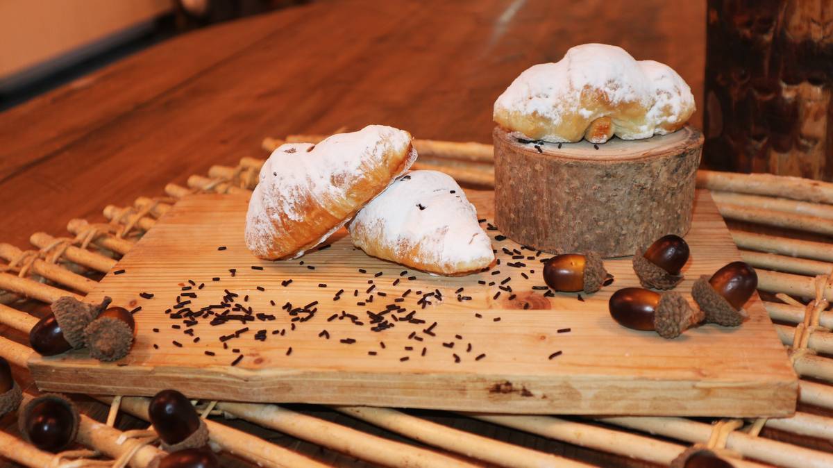 Croissant de cacao nevado Belcan, masa de cacao con azúcar glas