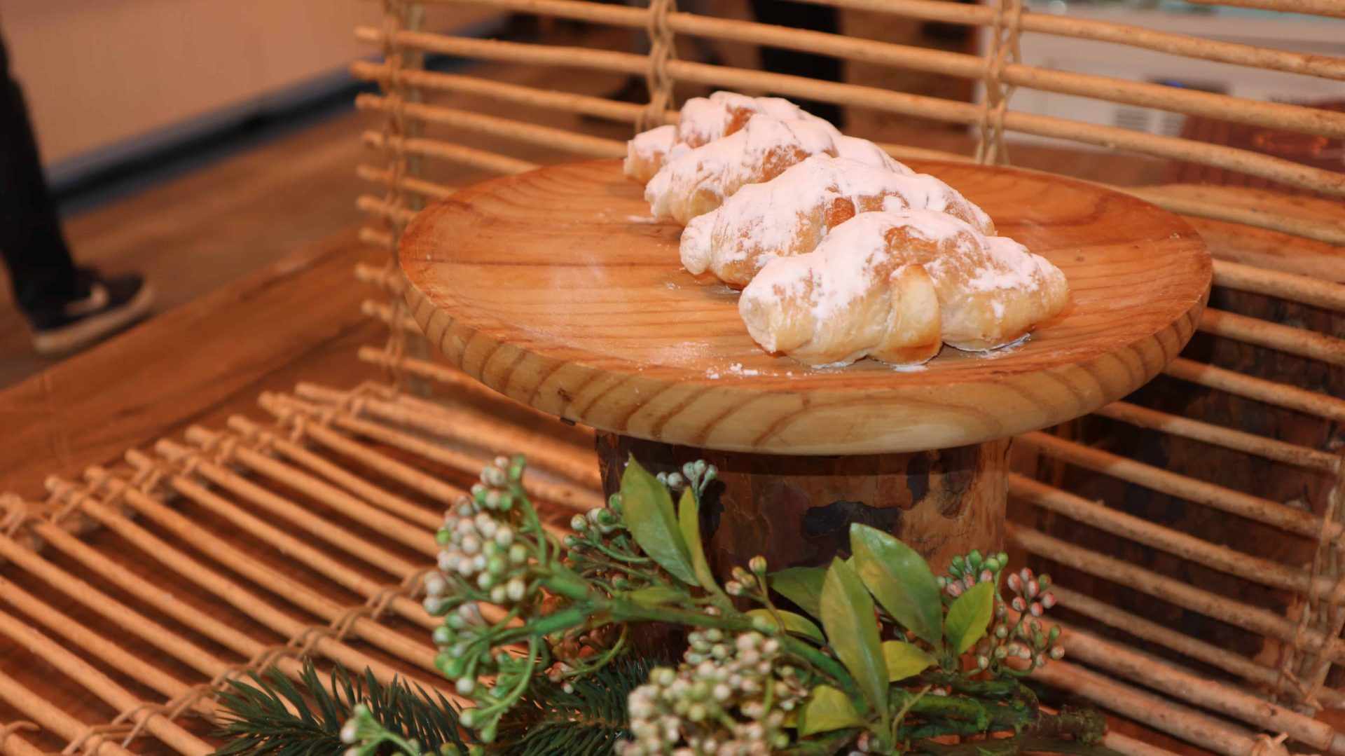 Croissant nevado de cacao Belcan, hojaldre de chocolate con azúcar glas