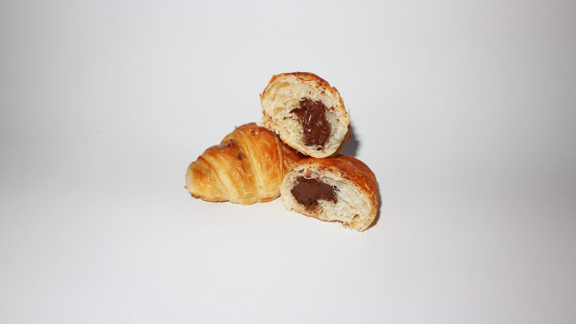 Croissant clásico relleno de chocolate Belcan, hojaldre dorado y crujiente