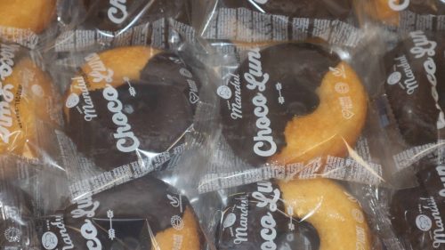 Dona bañada de cacao de Mandul, rosquilla esponjosa con cobertura de cacao