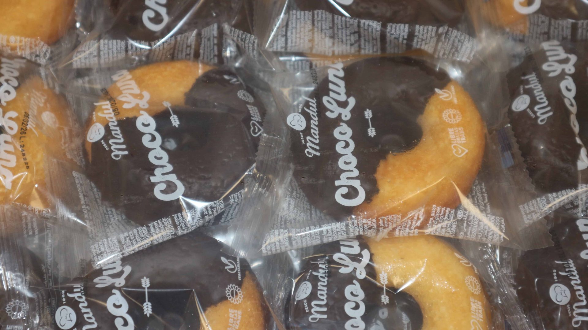 Dona bañada de cacao de Mandul, rosquilla esponjosa con cobertura de cacao