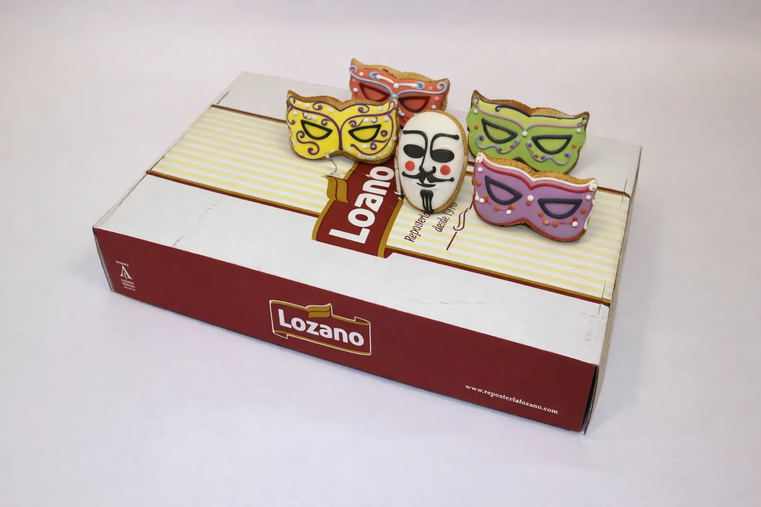 Galleta de Carnaval Lozano decorada con máscaras coloridas y masa fina