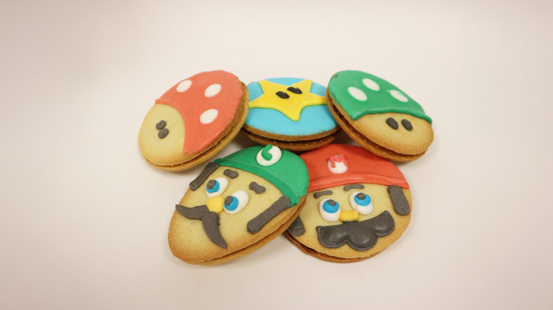 Galleta de Mario de Lozano, tierna y dorada con decoración de colores