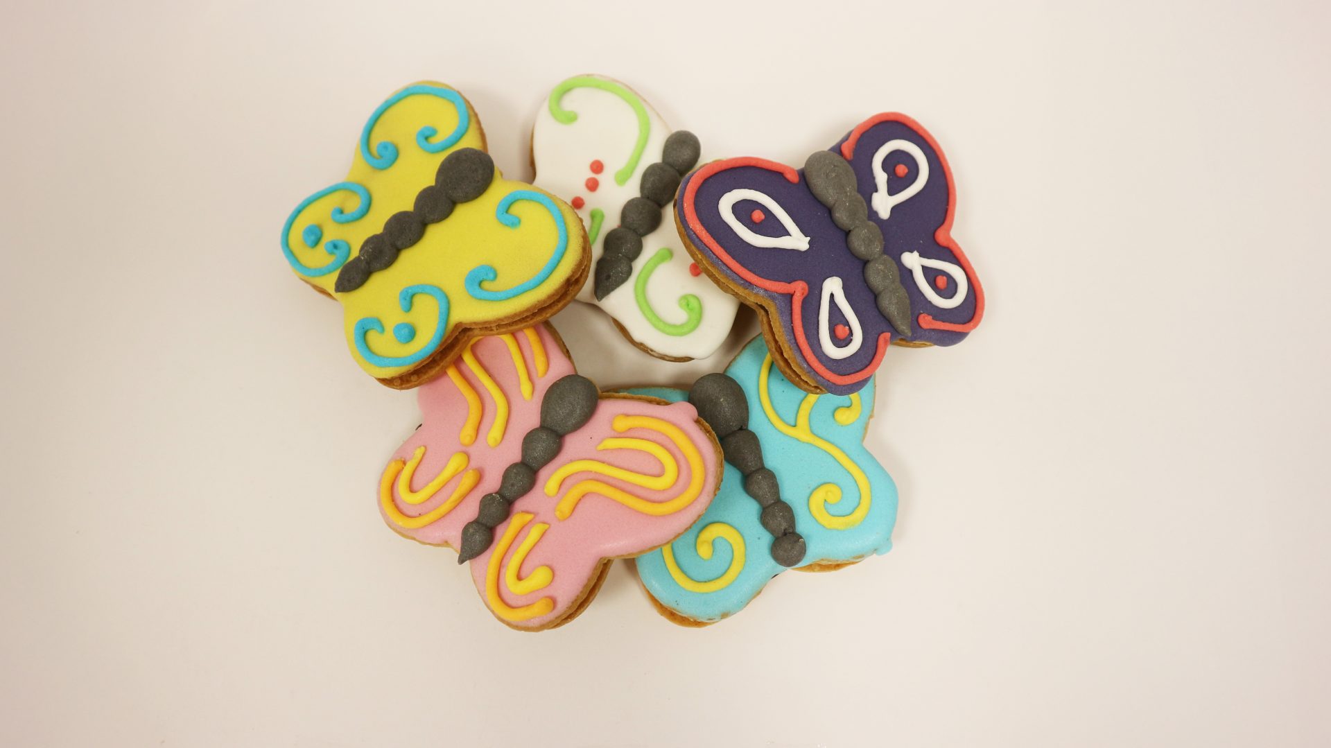 Galleta mariposa de Lozano, crujiente y con forma clásica de pastas de té.