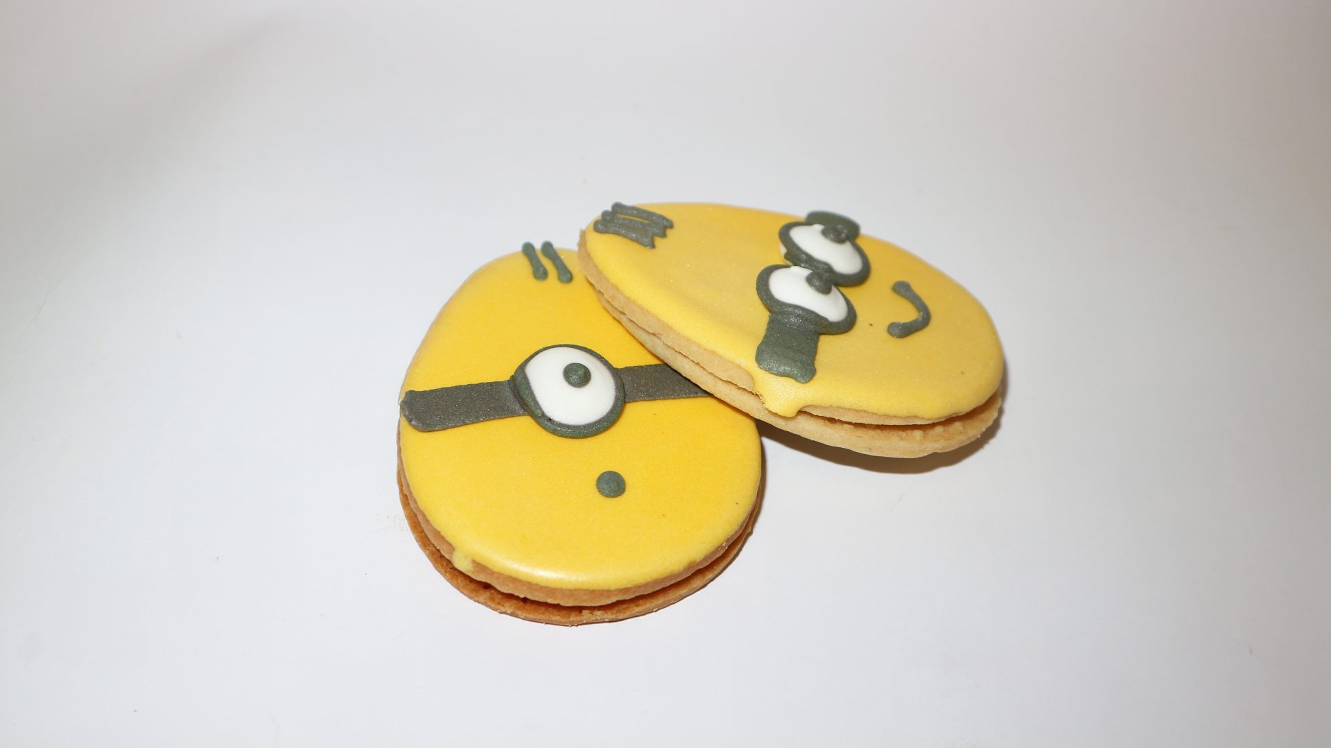 Galleta decorada Lozano con diseño de Minion y colorida cobertura crujiente