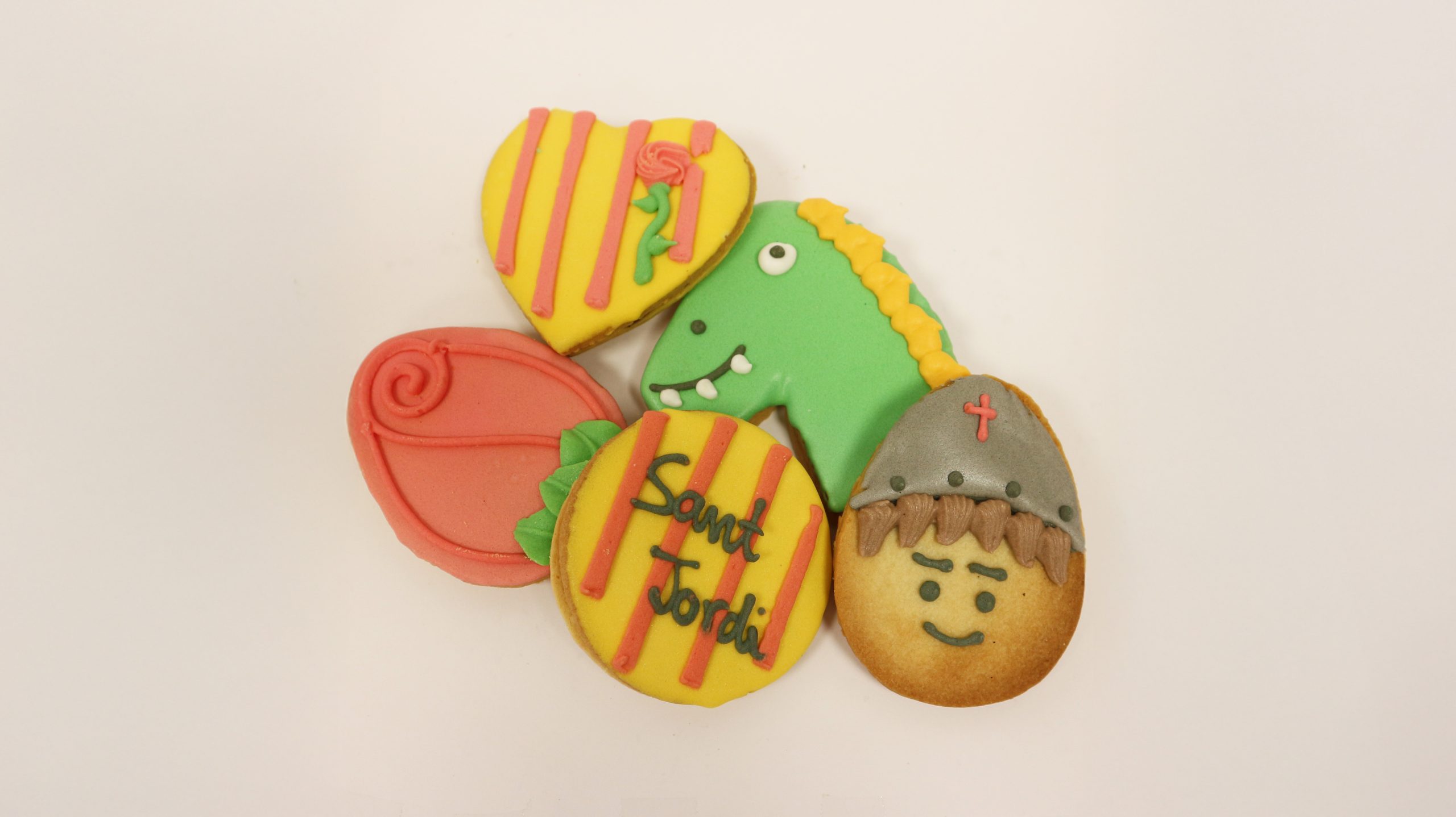 Galleta de Sant Jordi Lozano decorada con rosas y dragones glaseados