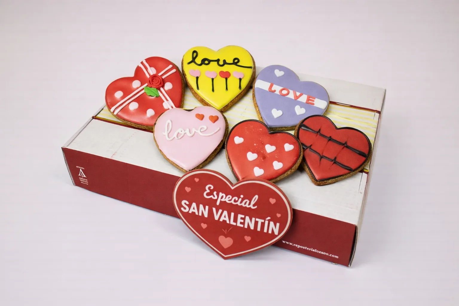 Galleta de San Valentín Lozano decorada con corazones y glaseado romántico