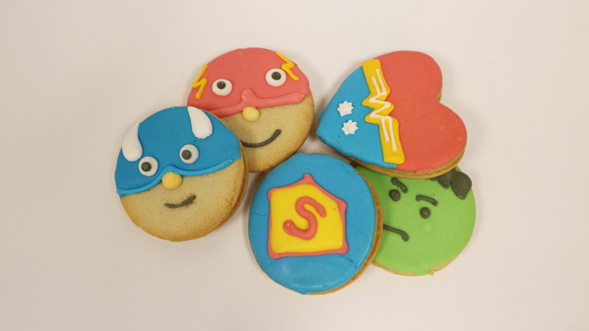 Galleta de superhéroes Lozano con dibujos de acción y masa tierna de mantequilla