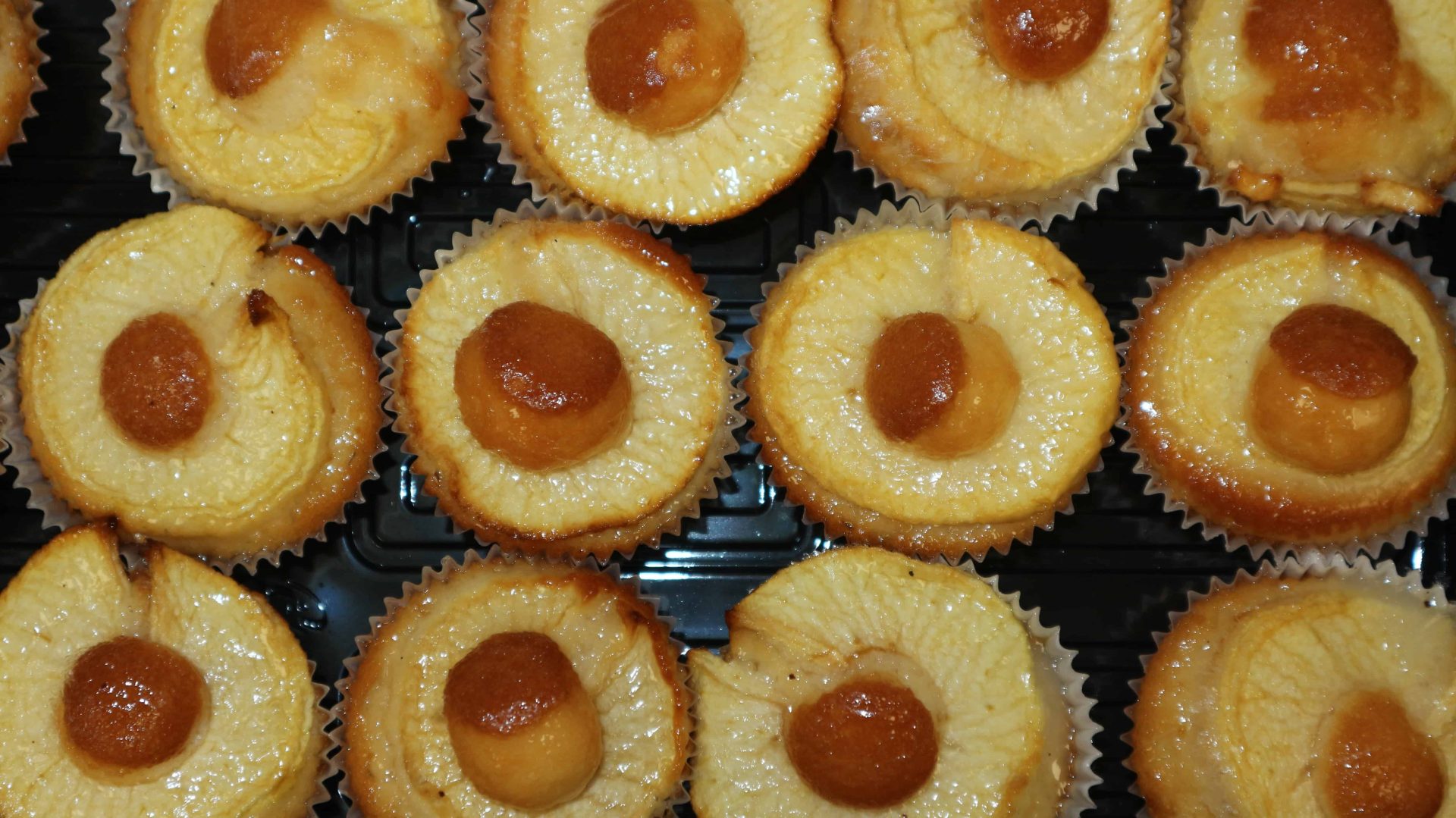 Magdalena de manzana y crema Félix, bollo relleno de miga jugosa y textura suave.