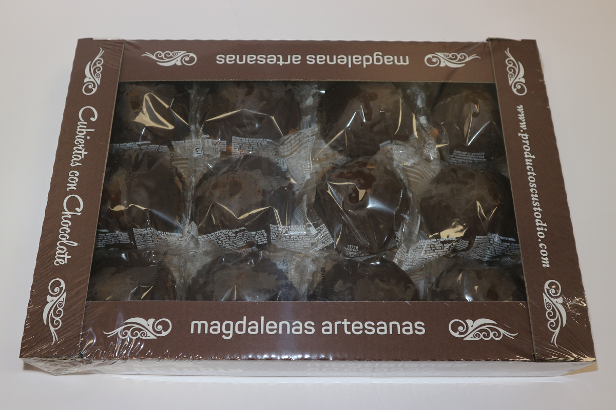 Magdalena bañada en chocolate Productos Custodio, bizcocho tierno con cobertura de cacao brillante