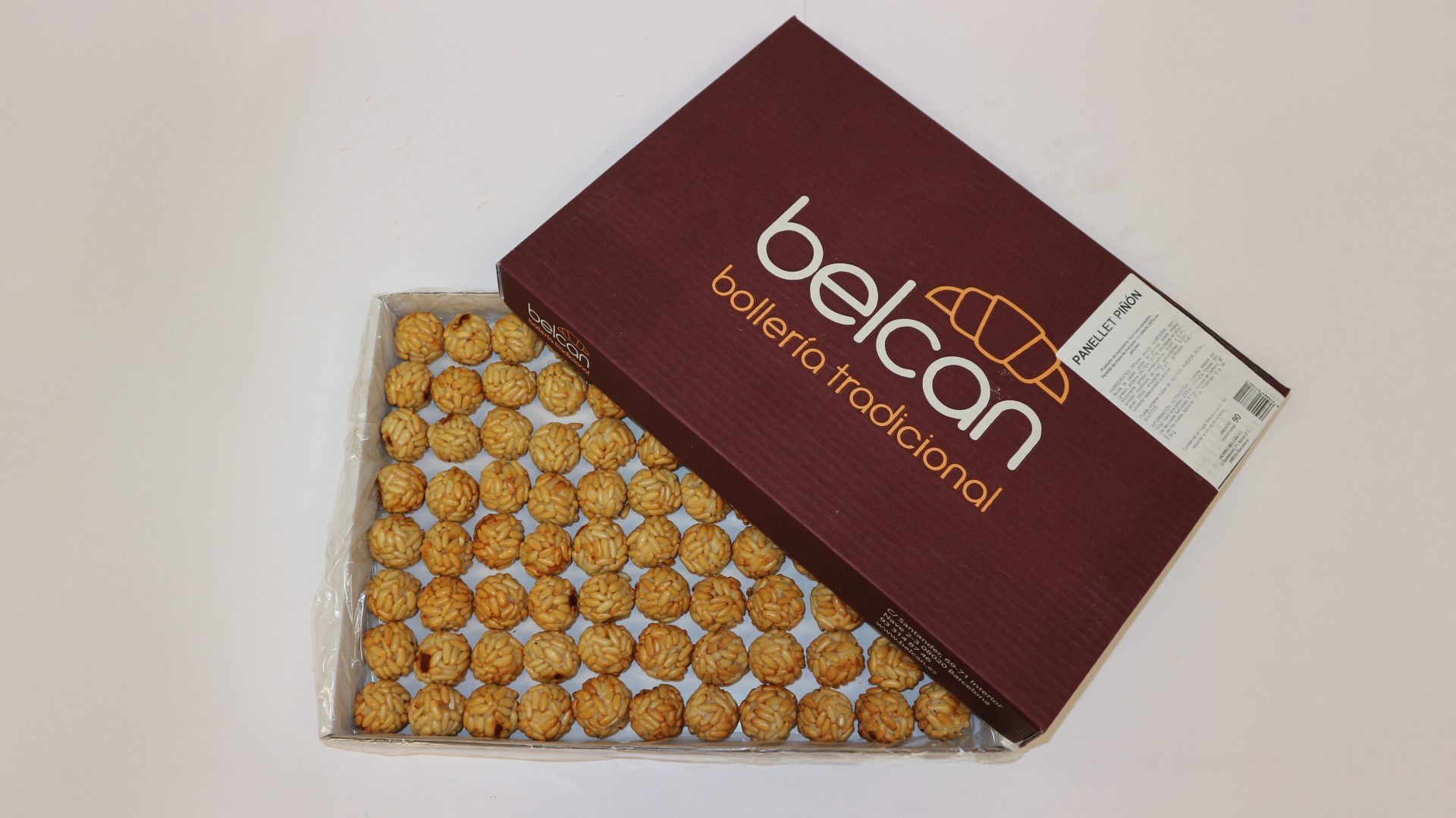 Panellet de piñón de Belcan, bola de mazapán de almendra cubierta de piñones tostados
