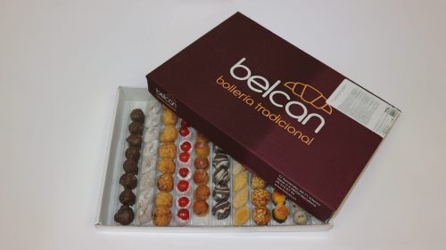 Panellet surtido de Belcan con piezas de piñón, coco, almendra y yema, densas y jugosas