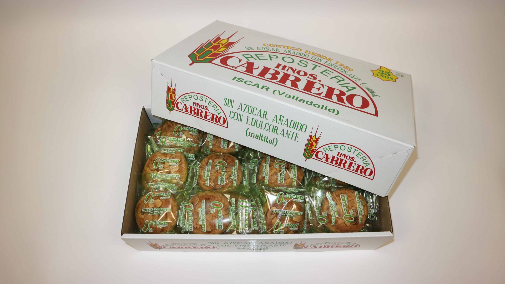 Pasta de almendra sin azúcar Repostería Hermanos Cabrero, dorada y con miga tierna.