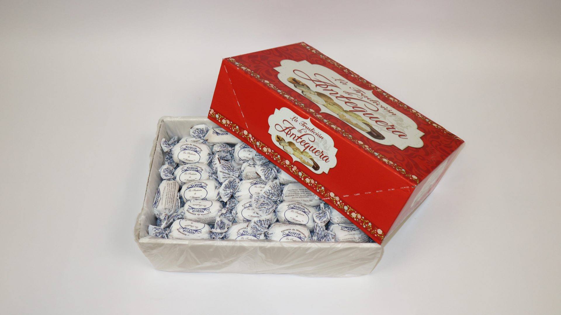 Polvorón de almendra artesano de La Tradición, arenoso y con almendra tostada
