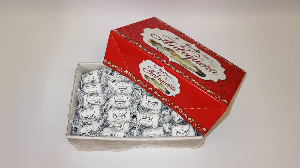 Polvorón bañado de chocolate blanco de La Tradición, masa arenosa y cobertura dulce