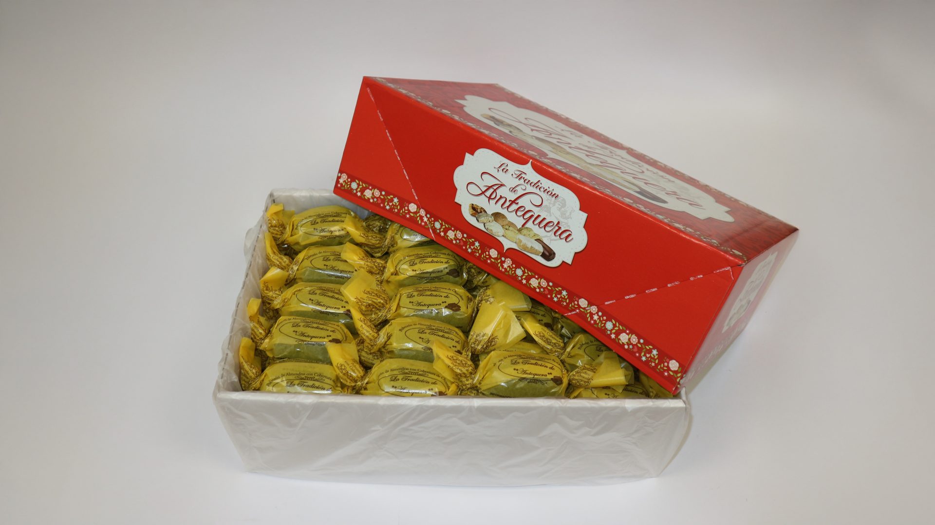 Polvorón de cacao Unión Mels bañado en chocolate, se deshace en la boca