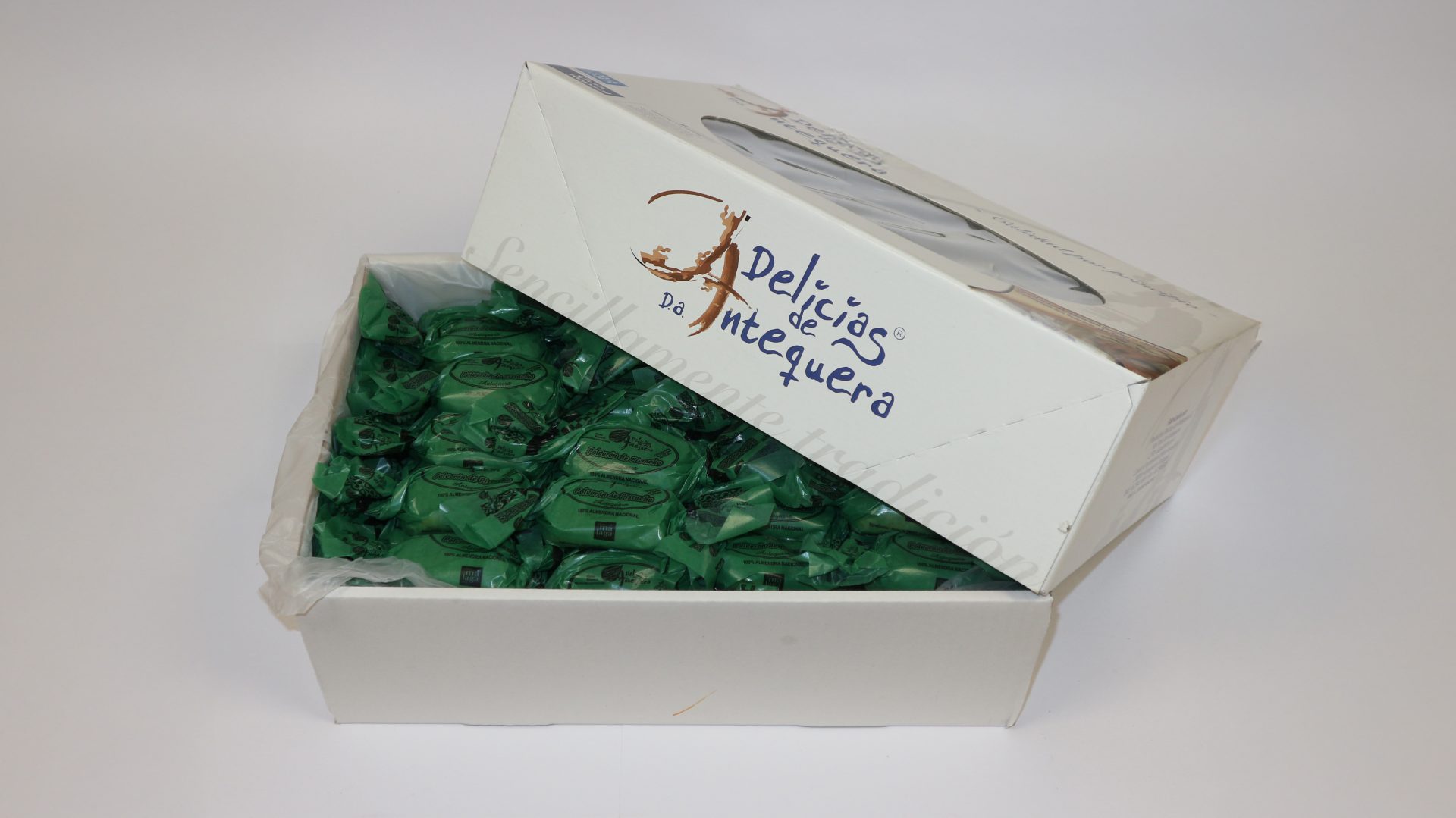 Polvorón de pistacho de Delicias de Antequera, mantecoso y con color verde tostado.