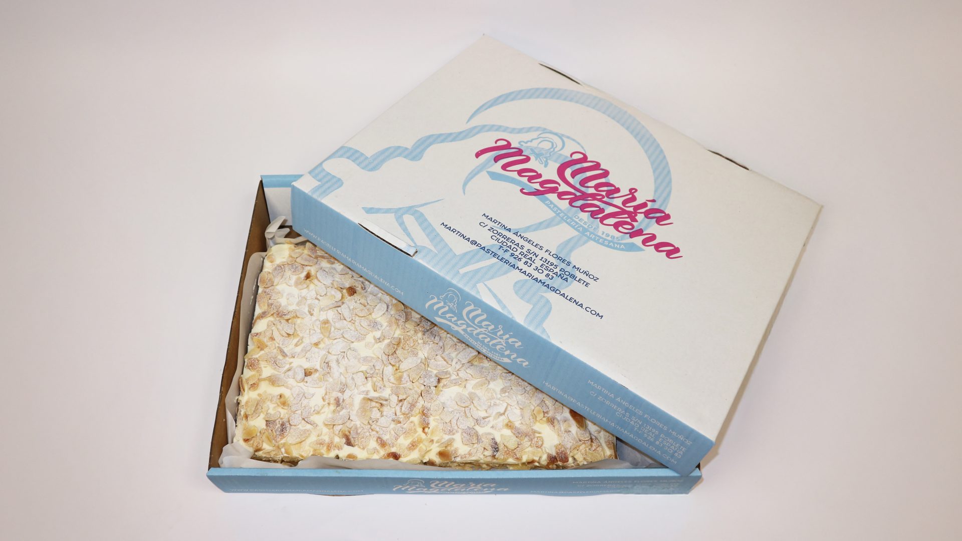 Tarta de almendra Sara María Magdalena, bizcocho tierno con almendra tostada.
