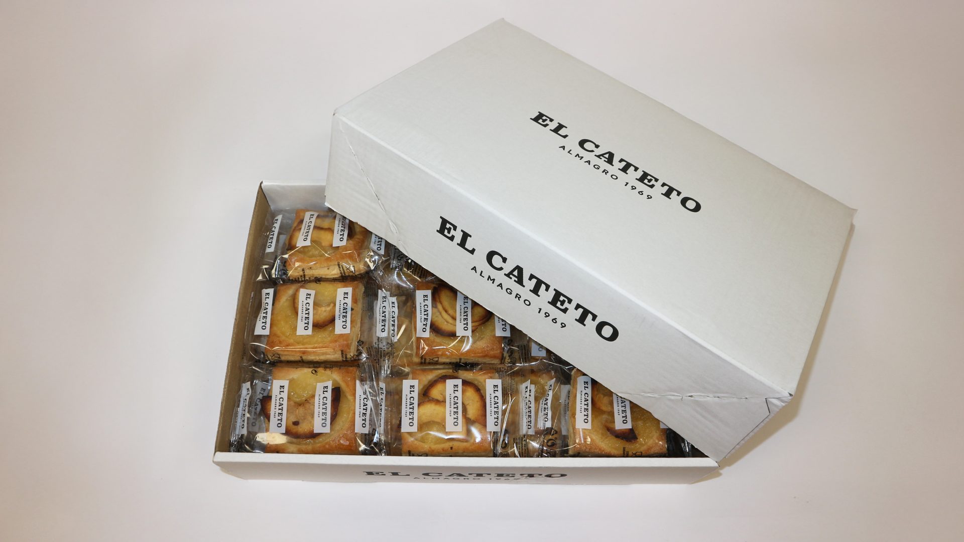 Tarta de manzana El Cateto, hojaldre dorado con láminas de fruta brillante.