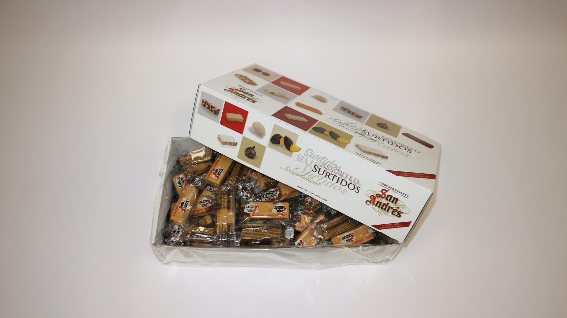 Turrón blando Suprema San Andrés, tableta cremosa de almendra molida.