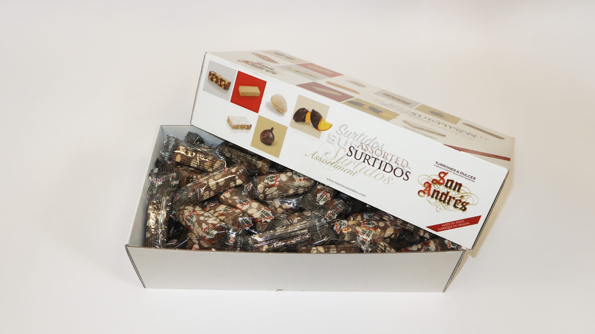Turrón de chocolate y almendra San Andrés, con almendras enteras y baño de cacao brillante