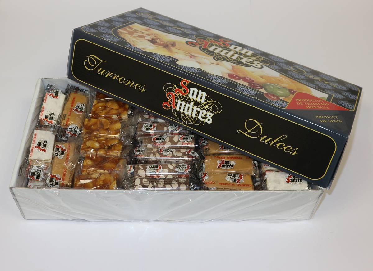 Surtido de turrones San Andrés con variedades duras, blandas y de chocolate en caja navideña