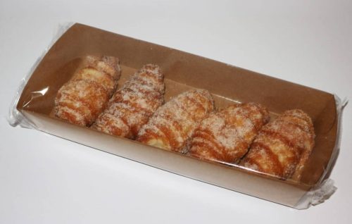 Xuxo de crema rebozado en azúcar Belcan, masa frita rellena de crema pastelera