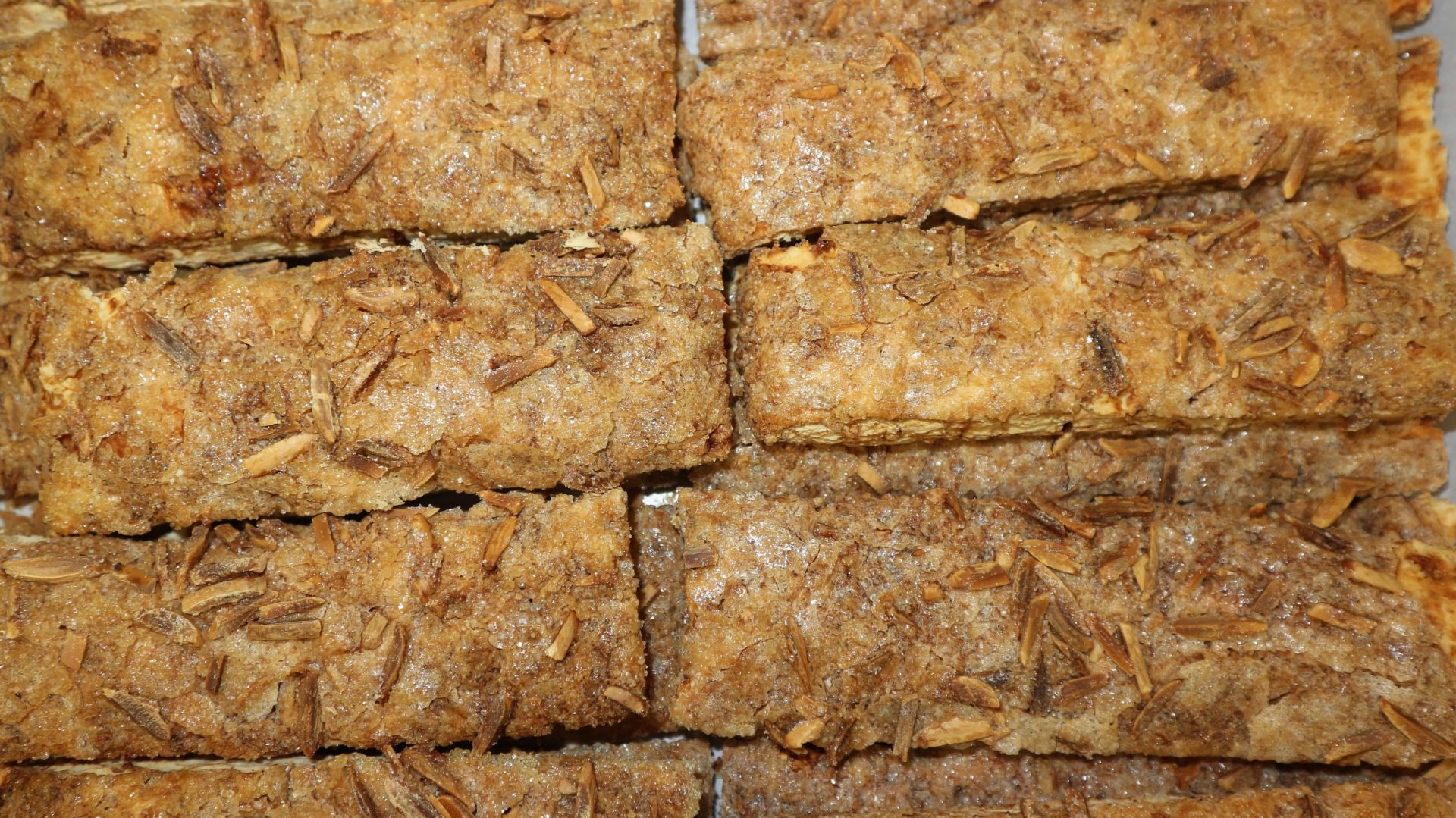 Coca de llardons Tribó, hojaldrada con almendra y azúcar caramelizado