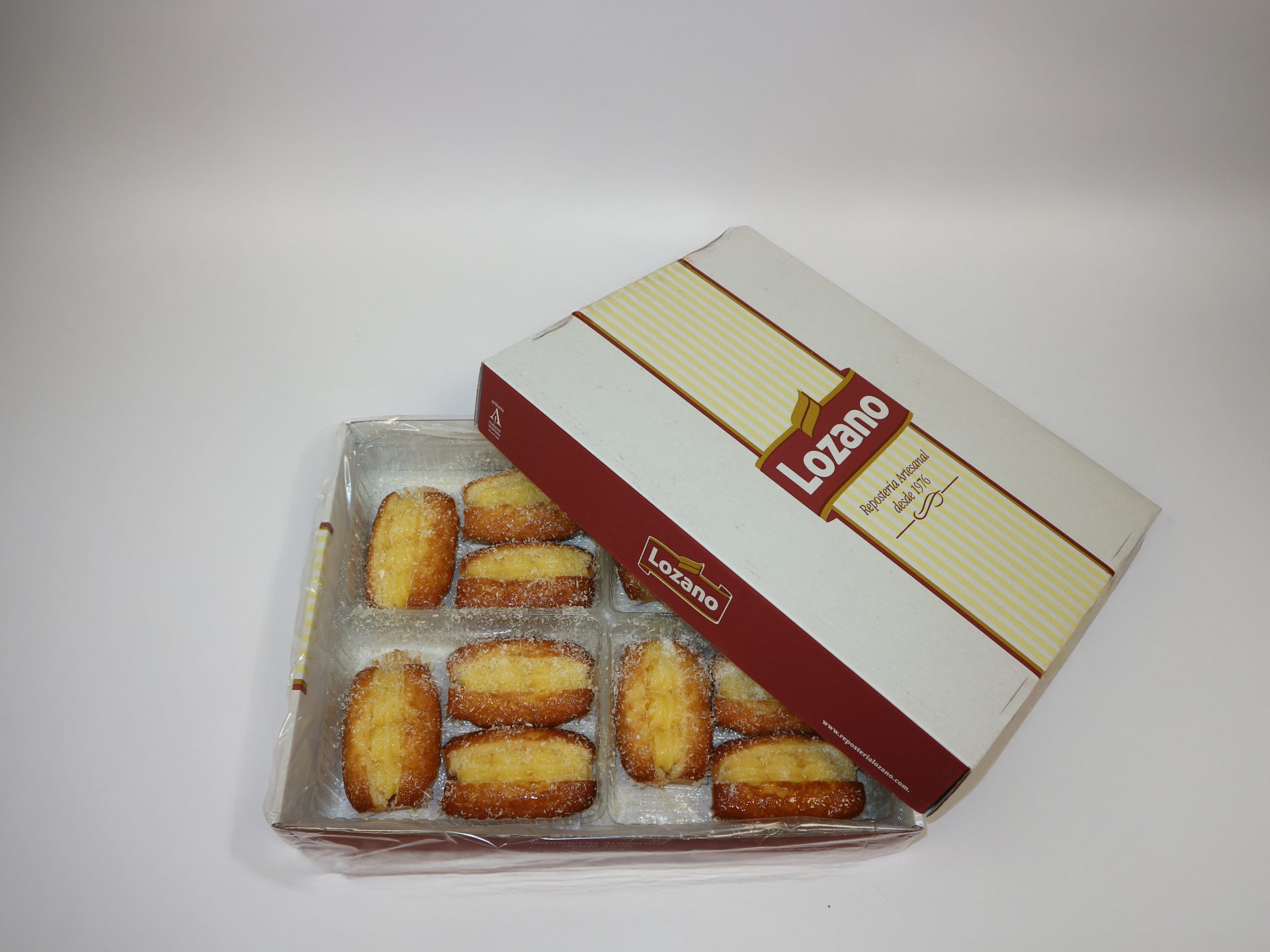Delfín de crema Lozano, bollo esponjoso relleno de crema pastelera fina