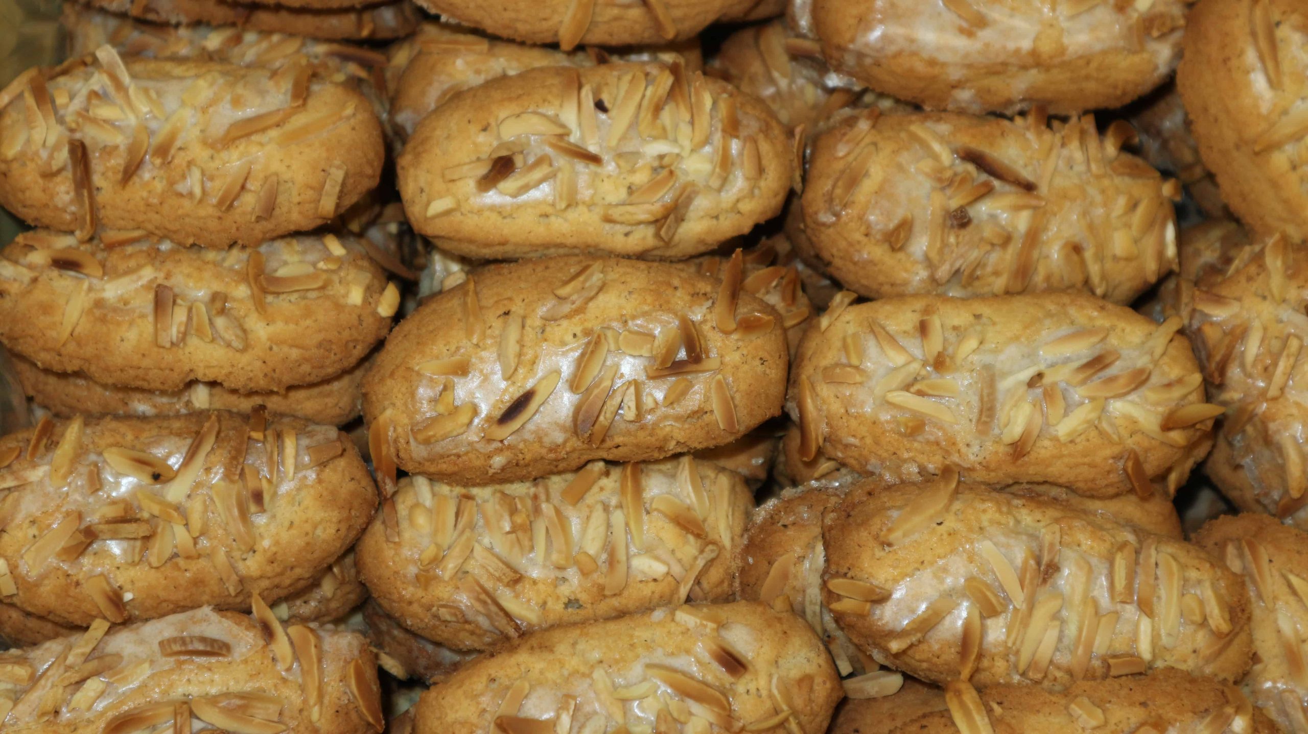 Lengua de almendra Productos Duz, hojaldre crujiente con almendra tostada.