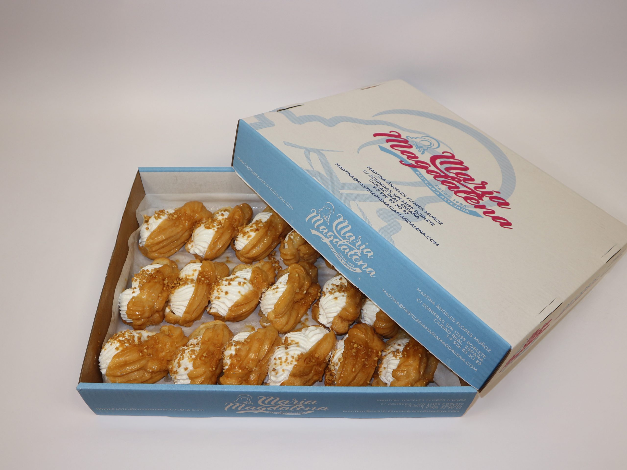 Palito relleno de nata de María Magdalena, bizcocho esponjoso y crema suave