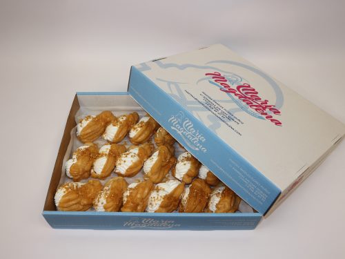 Palito relleno de nata de María Magdalena, bizcocho esponjoso y crema suave