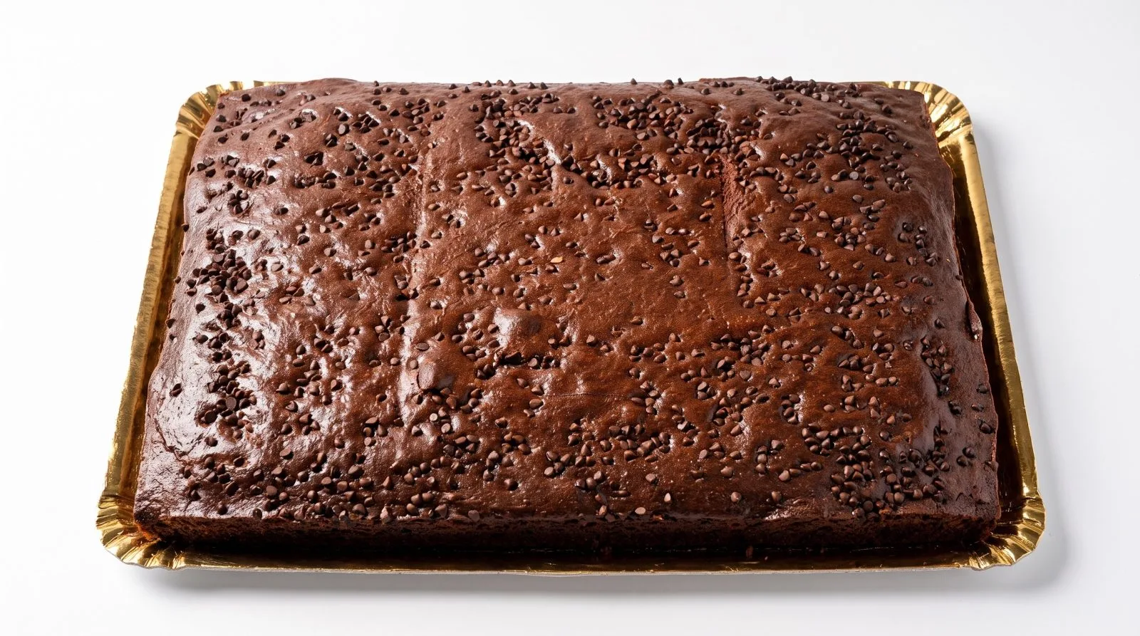 Bizcocho de chocolate con pepitas Gerbolés de 2 kg visto de lado, con el grosor de la plancha, en bandeja dorada