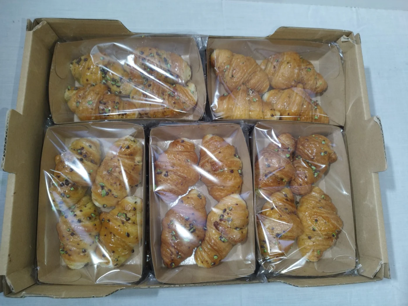 Caja de 10 flow packs de croissant de crema de pistacho Belcan