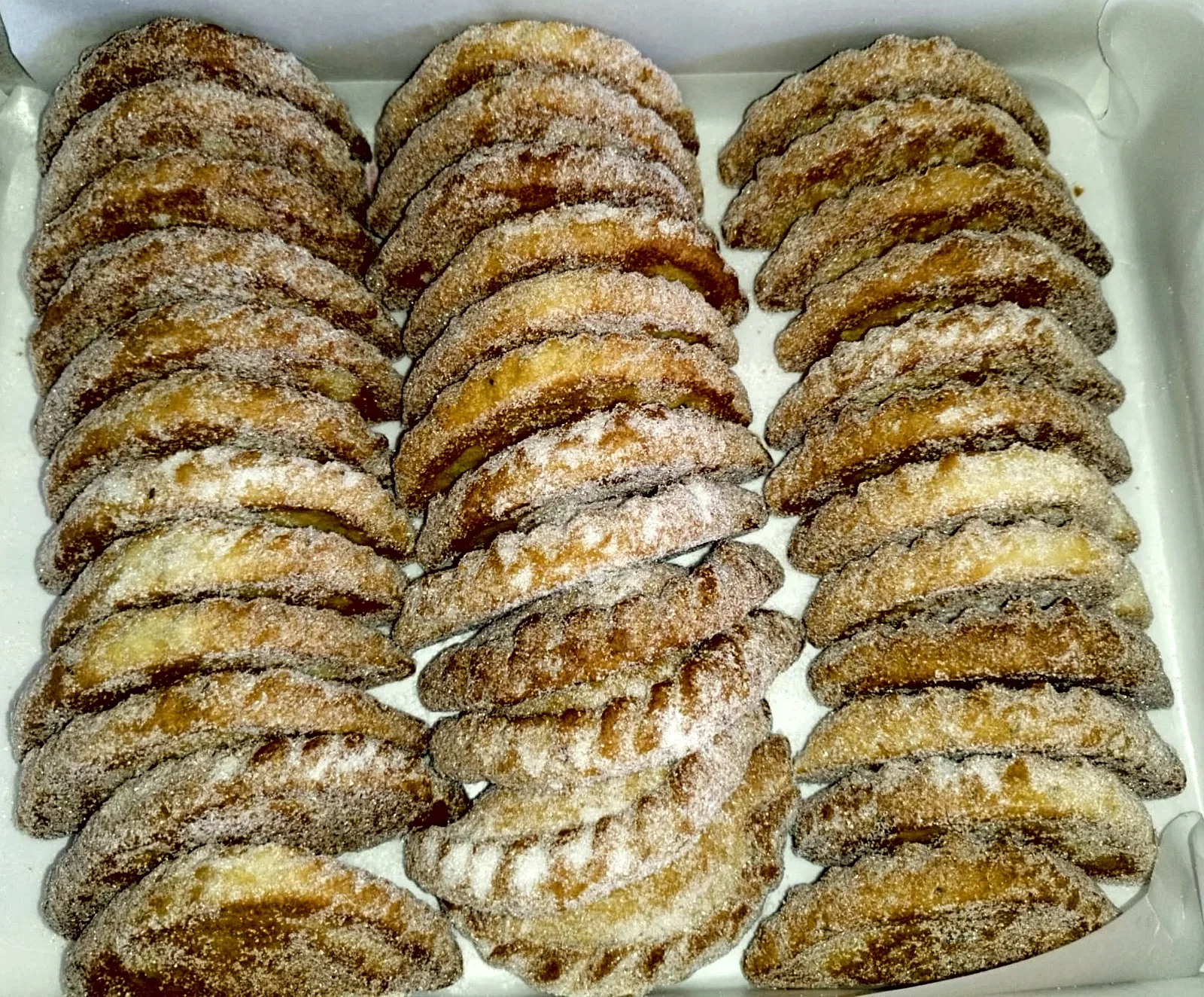 Caja abierta de pastissets de Tortosa grandes de Cassil, 36 unidades espolvoreadas de azucar